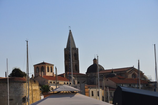 Alghero: lo scoglio dell'esistenza. (le due città, maggio 2013)