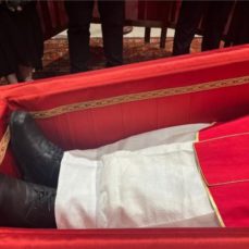 Scarpe. Omaggio a Papa Francesco