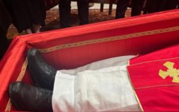 Scarpe. Omaggio a Papa Francesco