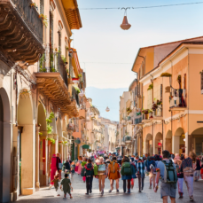I negozi al centro della città (La Nuova Sardegna, 4 aprile 2025)